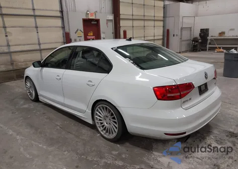 2015 Volkswagen Jetta 1.8T Se z USA, uszkodzony, nr VIN 3VWD17AJ3FM296049